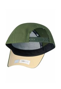Grüne Stoffmütze mit einem gebogenen beigen Schirm. Verfügt über einen verstellbaren Snapback-Verschluss und ein innen sichtbares Netzfutter.