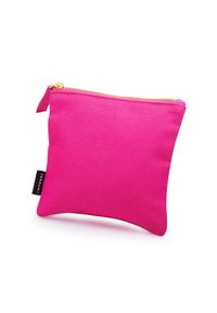 Ružový plátenný obal so zipsovým uzáverom a zlatými doplnkami. Vyznačuje sa textúrovaným povrchom a malým označením značky na boku.