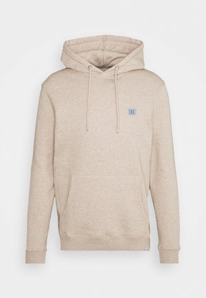 Beżowa bluza z kapturem, kieszenią z przodu, kapturem z troczkiem, długimi rękawami i małym prostokątnym logo na lewej piersi.