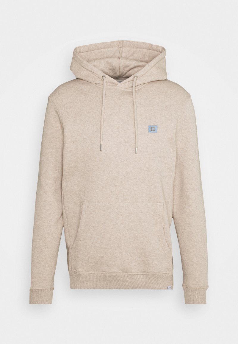 Sweat à capuche beige avec poche avant, capuche avec cordon, manches longues, et petit logo rectangulaire sur la poitrine gauche.