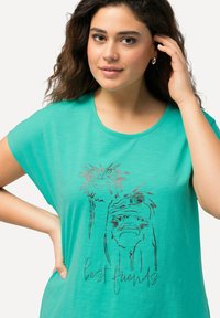 Ulla Popken ANIMAL CAP SLEEVE GRAPHIC - Triko s potiskem - turquoise green