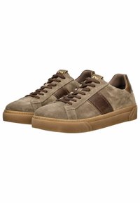 Brazowe zamszowe sneakersy z ciemniejszymi brązowymi skórzanymi akcentami, płaskimi sznurowadłami i gumowymi podeszwami. Okrągły nosek i przeszycia dla większej trwałości.