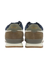 Zapatillas en azul marino y marrón con una textura suave y de ante. Presentan una entresuela blanca y una suela de goma marrón. Logo en relieve en el talón.