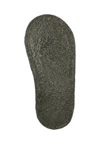 Semelle en caoutchouc noire usée d'une chaussure avec une texture rugueuse et un bout arrondi, vue du dessous sur un fond blanc.