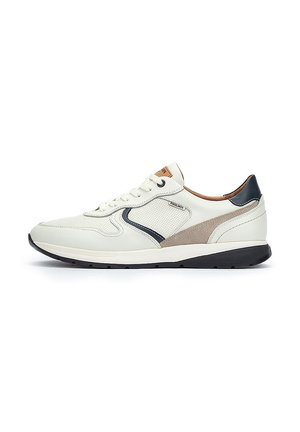 Zapatilla blanca de cuero con acentos de malla, elementos en azul marino y beige, y una suela de goma negra. Presenta cordones planos y un cuello acolchado.