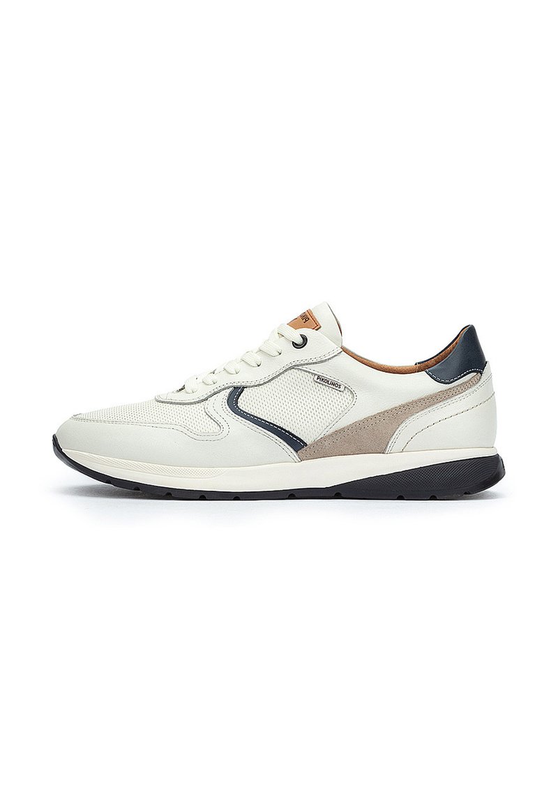 Zapatilla blanca de cuero con acentos de malla, elementos en azul marino y beige, y una suela de goma negra. Presenta cordones planos y un cuello acolchado.