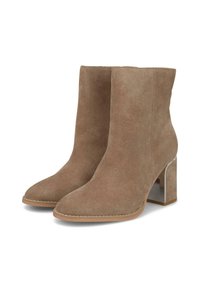 Stivaletti in suede color marrone chiaro con punta affusolata. Presentano un tacco a blocco metallico e dettagli di cucitura minimi.