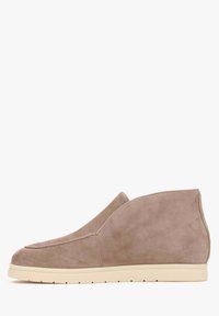 Beige suède instappers met een ronde neus, een lage crèmekleurige rubberen zool en een gladde textuur. Heeft minimale naden en een strakke uitstraling.