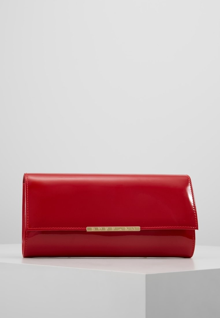 Pochette rectangulaire rouge brillante avec rabat et plaque nominative dorée « BUFFALO » à l'avant, exposée sur une surface d'angle blanche sur fond gris.