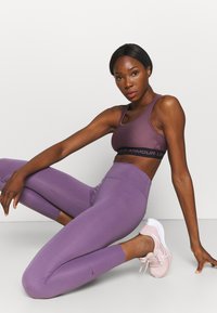 Under Armour CROSSBACK MID  - Sutiã desportivo de suporte médio - purple/black