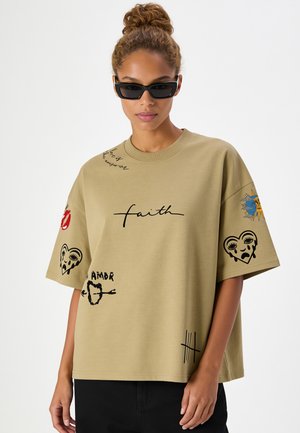 Mira Paris, TATTOO BRUTAL OVERSIZED BOXY TEE 26 UNISEX - T-shirt imprimé - faded olive