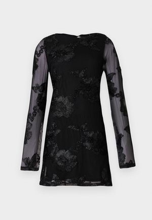 Vestido negro con mangas largas transparentes, con bordado floral. Textura suave, escote redondo y longitud por encima de la rodilla.