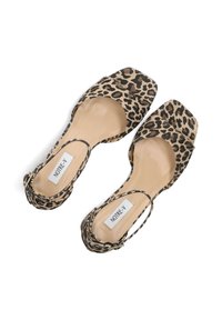 Talons à imprimé léopard avec un bout carré, côtés ouverts et brides de cheville, présentant une texture en daim doux et une doublure intérieure beige.