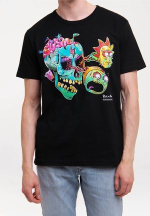 Schwarzes T-Shirt mit farbenfroher Grafik eines gesprungenen Schädels, der das Gehirn zeigt, sowie zwei verzerrte Cartoon-Gesichter mit ausdrucksstarken Augen und Mündern.