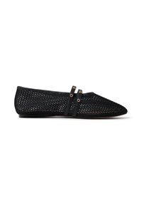 Scarpa piatta in rete nera con punta affusolata e due cinturini decorativi con occhielli dorati ai lati, mostrata di profilo su sfondo bianco.