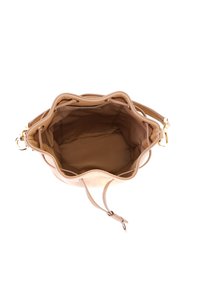 Sac seau en cuir tan avec un bord supérieur en forme de vagues, doublure intérieure dans une teinte plus claire, et une bandoulière ajustable avec quincaillerie dorée.