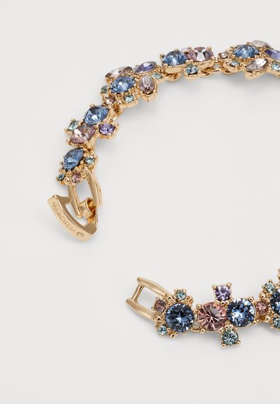 Bracelet doré mettant en valeur plusieurs pierres précieuses taillées aux nuances de bleu, violet et rose, avec un fermoir décoratif.