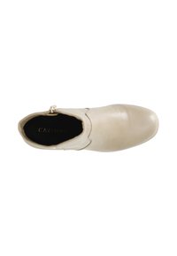 Stivale alla caviglia in pelle beige con punta arrotondata e cerniera laterale. Texture liscia e dettagli minimi sulla parte superiore. Fodera interna nera.