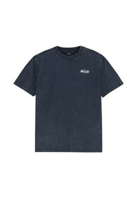 Donkerblauwe katoenen t-shirt met korte mouwen, ronde halslijn en een klein wit logo op de linkerborst. Zacht, licht gestructureerd materiaal.