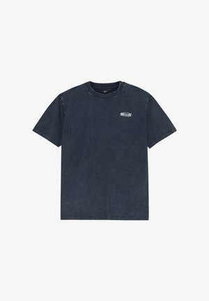 Donkerblauwe katoenen t-shirt met korte mouwen, ronde halslijn en een klein wit logo op de linkerborst. Zacht, licht gestructureerd materiaal.
