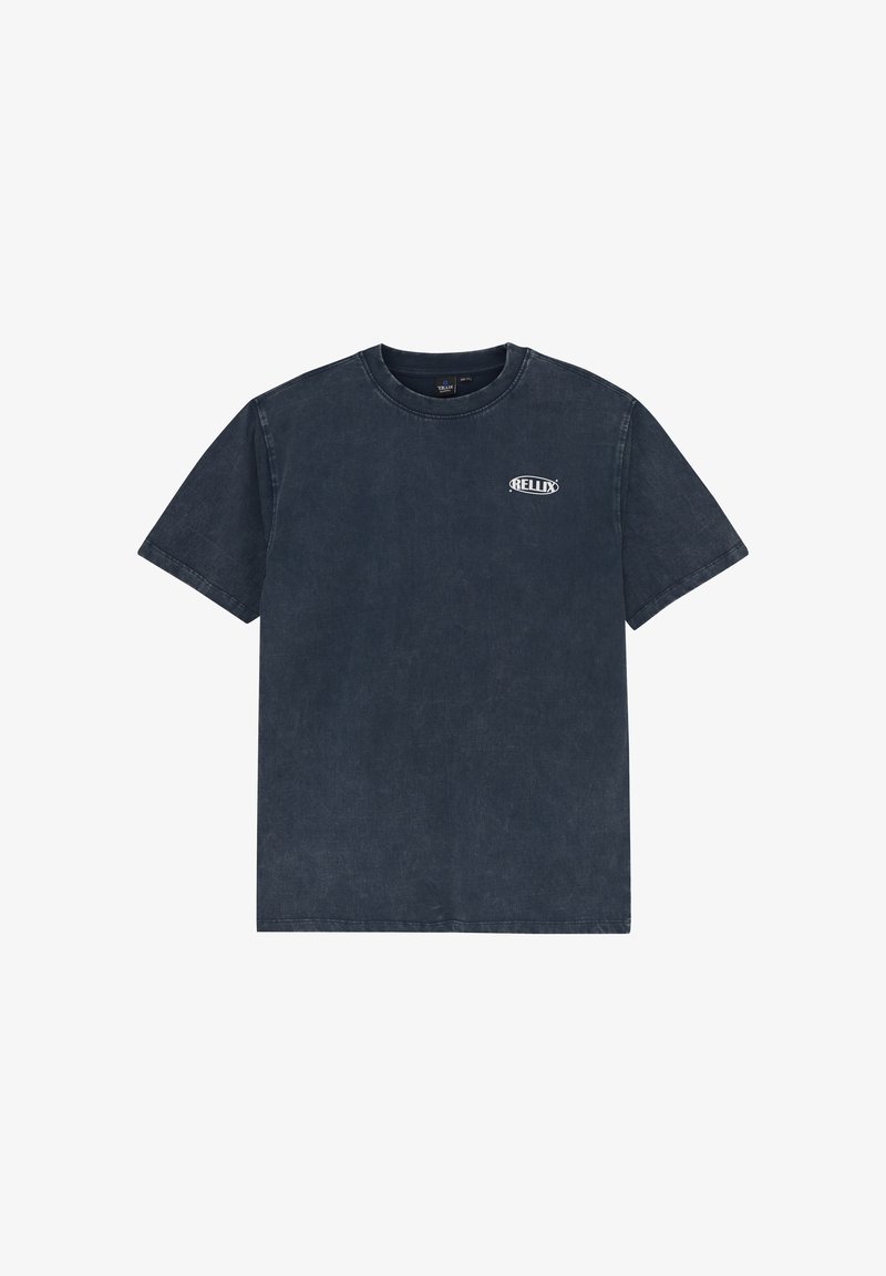 Mørkeblå bomulds T-shirt med korte ærmer, rund halsudskæring og et lille hvidt logo på venstre bryst. Blødt, let struktureret stof.