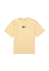 Geel katoenen t-shirt met korte mouwen, voorzien van een kleine bedrukte graphic met de tekst "ENERGETIC REWIND" nabij de borst.