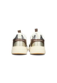 Sneaker mit einem weißen Mesh-Obermaterial, metallisch silbernen Akzenten, braunen Lederdetails und einer gepolsterten off-white Sohle; Zuglasche an der Ferse.