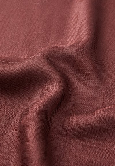 Tecido suave e texturizado na cor rosa empoeirada, com padrões tecidos subtis e dobras suaves criando profundidade e sombra.