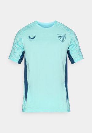 Hele teali värvi spordipusa, millel on tekstuurne muster õlgadel, tumesinised külgpaneelid, lühikesed varrukad ja ümar kaelus. Rinnal logo.