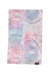 Mangfärgad mjuk tyg med ett pastellfärgat akvarellmönster i rosa, blått och grönt, med en svart etikett i nederkanten.