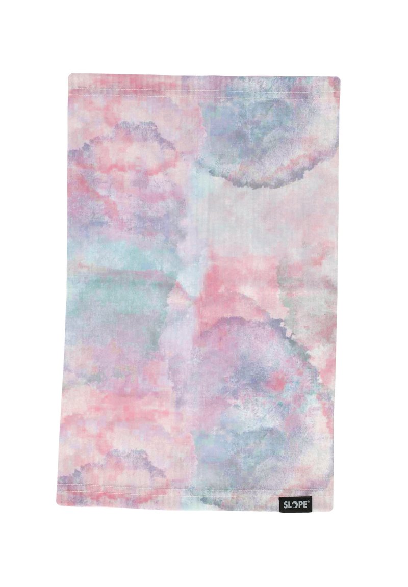 Mangfärgad mjuk tyg med ett pastellfärgat akvarellmönster i rosa, blått och grönt, med en svart etikett i nederkanten.