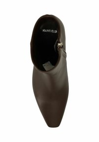 Braune Lederknöchelstiefel mit spitzem Zehenbereich, glatter Oberfläche und seitlichem Reißverschluss. Das Innenfutter besteht aus einem Stofffutter und ist mit einem eingeprägten Logo versehen.