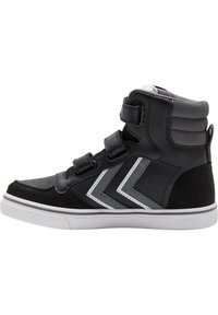 Schwarze High-Top-Sneaker aus Leder und Wildleder, mit Klettverschlussriemen, grauen Chevron-Akzenten und einer weißen Gummisohle.