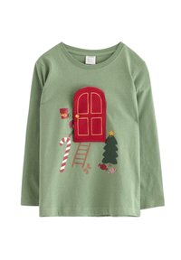 Langærmet grøn skjorte med grafisk motiv af rødt dør, der indeholder en julegodte, et juletræ og en dekorativ stige. Blødt bomuldsmateriale.