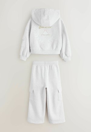 Szara bluza z kapturem z logo na plecach, w zestawie z pasującymi szarymi spodniami cargo z bocznymi kieszeniami i elastycznym pasem.