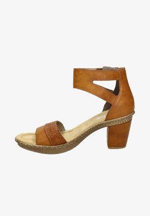 Sandale à talon en cuir marron clair avec une bande texturée, un design à talon ouvert et un détail tissé sur la plateforme. Idéale pour une tenue décontractée.