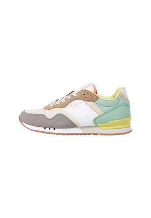 Sneaker multicolore realizzato con una combinazione di materiali, tra cui suede e mesh; presenta dettagli testurizzati e accenti in marrone, bianco, verde e giallo, oltre a una chiusura con lacci.