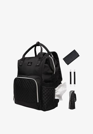 Mochila de tela negra con fondo acolchado, cremalleras plateadas, múltiples bolsillos y dos correas desmontables. Incluye un pequeño estuche negro.