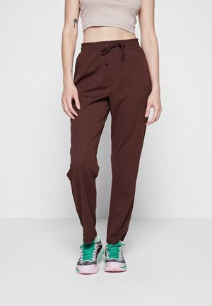 PCNATHALY SUIT PANTS - Spodnji deli trenirk - chricory coffe