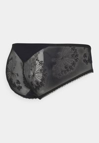 Slip neri trasparenti con ricami floreali sui lati, rifiniti con un bordo ondulato in vita e nelle aperture delle gambe.