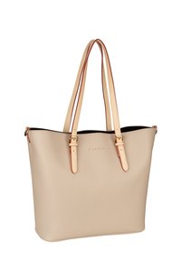 Beige shoppers tas gemaakt van textuurmateriaal met lange, crèmekleurige handvatten met rode accenten en een minimalistisch logo aan de voorkant.