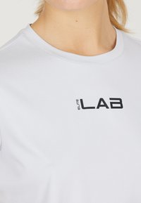 ELITE LAB T-shirt med print - micro chip