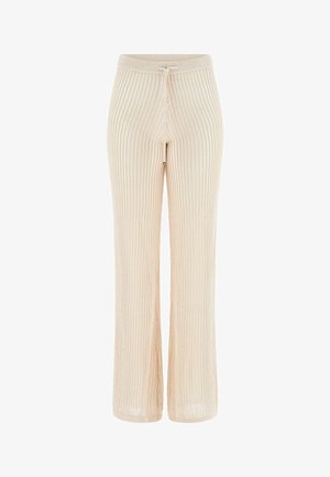 Pantaloni lavorati a maglia color crema con gambe larghe e vita regolabile con coulisse, caratterizzati da un motivo a coste testurizzato.