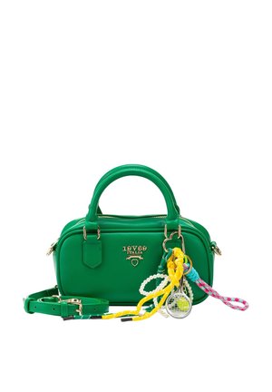 Grüne Lederhandtasche mit goldfarbenem 19V69 Italia-Logo, doppelten Griffen, abnehmbarem Schulterriemen und einem bunten geflochtenen Schlüsselanhänger mit Perlen und einem kleinen silbernen Anhänger.