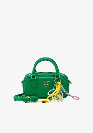 Sac à main en cuir vert avec logo doré 19V69 Italia, double poignées, bandoulière amovible et porte-clés tressé coloré avec perles et petit charme en argent.