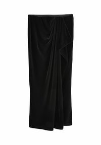 Falda de terciopelo negro con diseño drapeado, que presenta una textura suave y una silueta fluida. Cintura sin costuras y corte hasta el suelo.