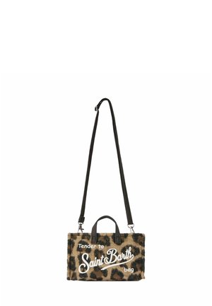 Borsa con stampa leopardata realizzata in tessuto texturizzato, manici in pelle nera, tracolla removibile e testo grafico bianco sul davanti.