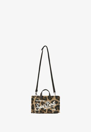 Borsa con stampa leopardata realizzata in tessuto texturizzato, manici in pelle nera, tracolla removibile e testo grafico bianco sul davanti.