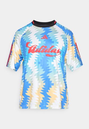 T-shirt Adidas à manches courtes en tissu léger. Présente un motif en zigzag dans des nuances de bleu, jaune et blanc. Logo rouge sur le devant.