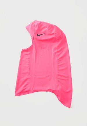 Capucha deportiva Nike de color rosa brillante con parte trasera alargada y apertura lateral, fabricada con tejido deportivo ligero.